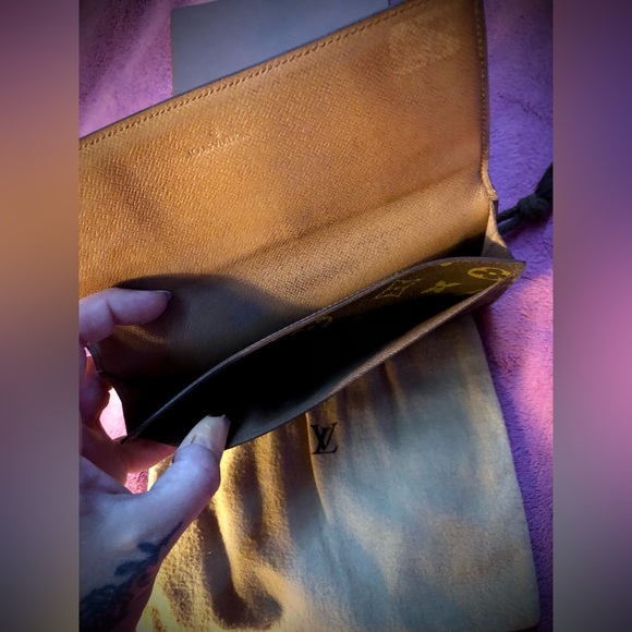 Louis Vuitton Long Bi-Fold Wallet - Picture 4 of 9